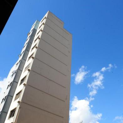  CAXIAS DO SUL, RS, BRASIL (19/01/2018). Fatalidade no Condomínio Edifício Angelo José Pieruccini, localizado na rua Marquês do Herval. Jovem despenca do 10º andar. (Roni Rigon/Poneiro).