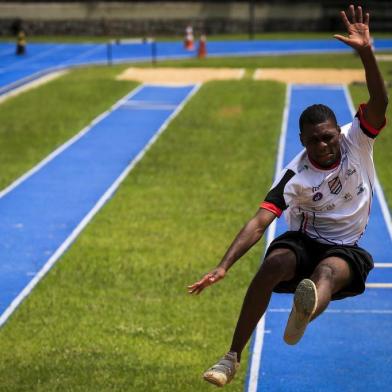  PORTO ALEGRE, RS, BRASIL, 02-01-2018: O atleta de salto em distância Samory Uiki Bandeira Fraga durante treino na Sogipa. Ele começou no esporte graças a um projeto social no clube de Porto Alegre e hoje cursa Relações Internacionais nos Estados Unidos. De férias na capital, ele não abandona os treinamentos e sonha com as próximas Olimpíadas. (Foto: Mateus Bruxel / Agência RBS)