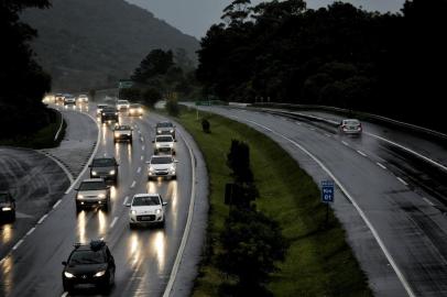  TRAMANDAÍ, RS, BRASIL, 21/01/2018 - Trânsito na Free Way sentido Osório, nesta tarde de domingo. (FOTOGRAFO: ANDERSON FETTER / AGENCIA RBS)