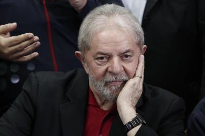  Former Brazilian president Luiz Inacio Lula Da Silva gestures during a press conference in Sao Paulo, Brazil on July 13, 2017.Brazil's former president Luiz Inacio Lula da Silva said on Thursday -- a day after he was convicted and sentenced for graft -- that judges and political opponents were "destroying democracy." In his first public reaction to the verdict handed down on Wednesday, Lula implied the judgment was aimed at preventing him being a comeback candidate in presidential elections next year. "They're destroying democracy in our country," he told reporters in Sao Paulo. / AFP PHOTO / Miguel SCHINCARIOLEditoria: WARLocal: Sao PauloIndexador: MIGUEL SCHINCARIOLSecao: crisisFonte: AFPFotógrafo: STR