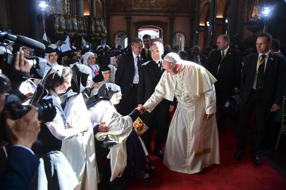  Pope Francis (C) greets nuns as he arrives at the Senor de los Milagros Sanctuary in Lima on January 21, 2018.Pope Francis urged Latin Americas faithful to fight rampant violent crime against women including murder, while holding mass in Trujillo, Perus largest northern city, on Sunday he is slated to hold another beachside mass in Lima. / AFP PHOTO / Vincenzo PINTOEditoria: RELLocal: LimaIndexador: VINCENZO PINTOSecao: popeFonte: AFPFotógrafo: STF