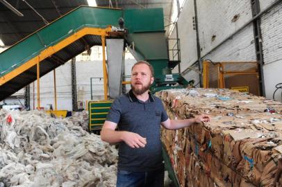  CAXIAS DO SUL, RS, BRASIL (18/01/2018). Material Reciclável. Carlos Augusto Basso, diretor da  empresa CTS reciclagem de papel,  relata o processo de compra e venda do produto. (Roni Rigon/Pioneiro)