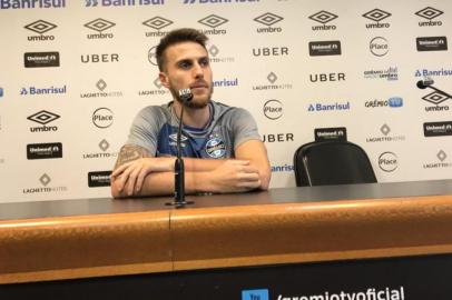 Bressan concedendo entrevista coletiva no Grêmio