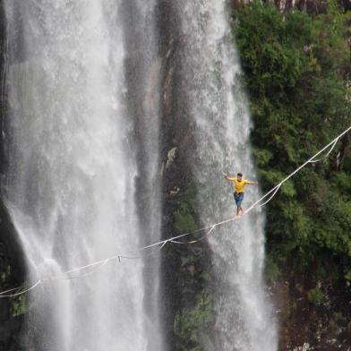  O Caracol por um Fio, evento artístico de equilíbrio com shows de highline (slackline nas alturas) e trickline (acrobacias e manobras), trouxe atletas do Sul do Brasil e até representante francês para suas apresentações.