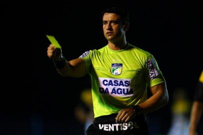  Palhoça, SC, Brasil, 01/04/2016.Guarani de Palhoça x Criciúma pelo Campeonata Catarinense 2016 no estádio Renato Silveira em Palhoça.Na foto: Juiz da partida, Bráulio da Silva Machado.