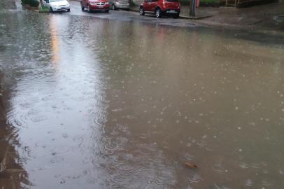 Em dias de chuva intensa, os moradores da Rua Jaraguá, no bairro Bela Vista, em Porto Alegre, já sabem que enfrentarão alagamentos e transtornos para saírem de casa. De acordo com a usuária do aplicativo Pelas Ruas, Daniella Guedes, há bocas de lobo entupidas na região, o que provoca o acúmulo de água quando ocorrem precipitações. 