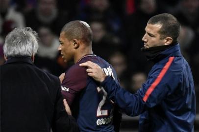 Paris Saint-Germains French forward Kylian Mbappe reacts after being injured during the French L1 football match between Olympique Lyonnais and Paris-Saint Germain (PSG) at Groupama stadium in Decines-Charpieu on January 21, 2018. / AFP PHOTO / JEFF PACHOUD