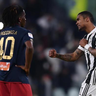 Juventus Brazilian midfielder Douglas Costa (R) celebrates after scoring a goal during the Italian Serie A football match Juventus versus Genoa on January 22, 2018 at the Allianz Stadium in Turin.  / AFP PHOTO / MARCO BERTORELLO