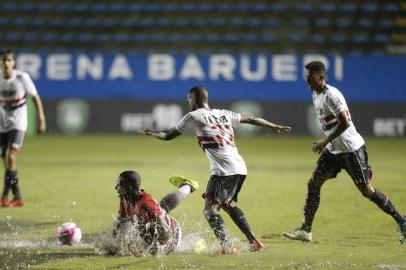 INTERNACIONAL X SÃO PAULOSP - COPA SÃO PAULO/INTERNACIONAL X SÃO PAULO - ESPORTES - Lance da partida entre Internacional em São Paulo, válida pela semifinal da Copa São   Paulo de Futebol Júnior, na Arena Barueri, em Barueri (SP), nesta segunda-feira, 22.   22/01/2018 - Foto: ALEX SILVA/ESTADÃO CONTEÚDOEditoria: ESPORTESLocal: SÃO PAULOIndexador: ALEX SILVAFotógrafo: ESTADÃO CONTEÚDO