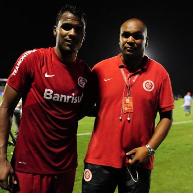 NOVO HAMBURGO, RS, BRASIL ¿ 22-01-2014 ¿ 2ª RODADA DO GAUCHÃO, jogo Inter x Novo Hamburgo no Estádio Do Vale, Tales com o pai Sandro (FOTO: RICARDO DUARTE/AGÊNCIA RBS, ESPORTE)