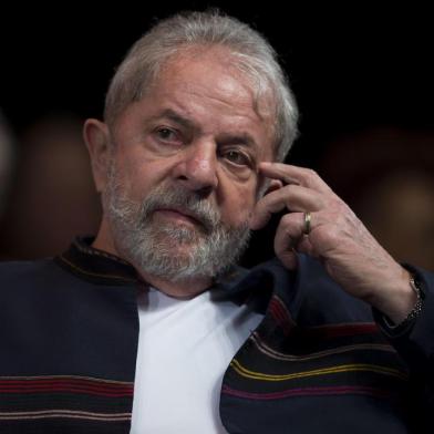  Former Brazilian president Luiz Inacio Lula da Silva reacts during a meeting with intellectuals at Oi Casa Grande Theater in Rio de Janeiro, Brazil, on January 16, 2018.  / AFP PHOTO / MAURO PIMENTELEditoria: POLLocal: Rio de JaneiroIndexador: MAURO PIMENTELSecao: political candidatesFonte: AFPFotógrafo: STF