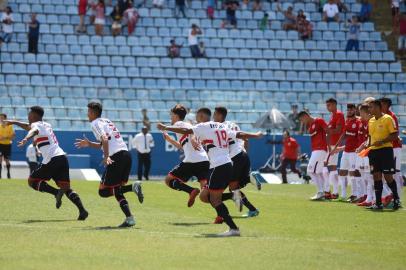 SÃO PAULO X INTERNACIONAL SP - COPINHA/SÃO PAULO X INTERNACIONAL  - ESPORTES - Jogadores do São Paulo comemoram a classificação para a final da Copa São Paulo de   Futebol Júnior, na Arena Barueri, em Barueri (SP), após vitória na decisão por pênaltis   contra o Internacional, na tarde desta terça-feira, 23. O jogo de ontem foi interrompido   no segundo tempo por causa da forte chuva, com raios intensos, que atingiu a cidade. As   equipes empataram em 1 a 1 no tempo normal e o time paulista venceu por 6 a 5 nos   pênaltis.   23/01/2018 - Foto: ANTÔNIO CÍCERO/PHOTOPRESS/ESTADÃO CONTEÚDOEditoria: ESPORTESLocal: BARUERIIndexador: ANTÔNIO CÍCEROFonte: ANTONIO CICERO/PHOTOPRESSFotógrafo: PHOTOPRESS