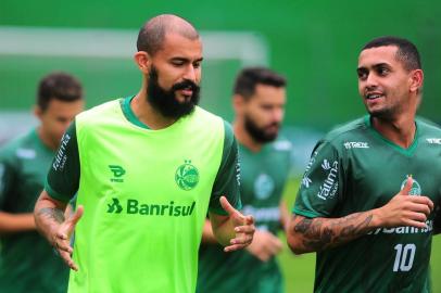  CAXIAS DO SUL, RS, BRASIL, 23/01/2018. Treino do Juventude no estádio Alfredo Jaconi. O Ju joga contra o São Luiz na próxima quinta (25/01), em Ijuí, pelo Campeonato Gaúcho 2018.  Na foto, centroavante Ricardo Jesus (E). (Porthus Junior/Agência RBS)