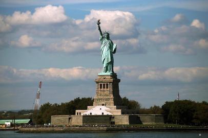 Possible Government Shutdown Threatens Statue Of Liberty With ClosureNEW YORK, NY - SEPTEMBER 30: The Statue of Liberty, one of New Yorks premiere tourist attractions, is viewed from the Staten Island Ferry on September 30, 2013 in New York City. If Congress fails to pass a budget, the U.S. government would be forced to shut down at midnight on Monday. One of the results of a goverment shutdown would be the closing of all national parks including the Statue of Liberty and Ellis Island.   Spencer Platt/Getty Images/AFPEditoria: POLLocal: New YorkIndexador: SPENCER PLATTSecao: GovernmentFonte: GETTY IMAGES NORTH AMERICAFotógrafo: STF