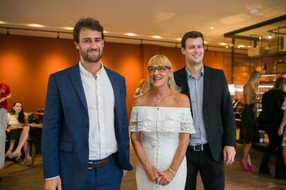  PORTO ALEGRE, RS, BRASIL, 23-01-2018. Saulo, Marylin e João Pedro Kulkes. DvoskinKulkes recebe clientes no UM Bar&Cozinha . (FOTO ANDRÉA GRAIZ/AGÊNCIA RBS).Indexador: Andrea Graiz