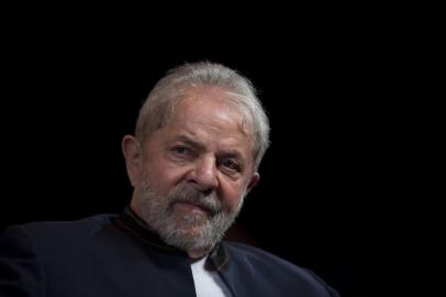  (FILES) This file photo taken on January 16, 2018 shows former Brazilian president Luiz Inacio Lula da Silva reacting during a meeting with artists at Oi Casa Grande Theater in Rio de Janeiro, Brazil.A Brazilian appeals court will decide on January 24, 2018 whether left-wing former president Luiz Inacio Lula da Silva is guilty of passive corruption and money laundering, in a judgement that can end with his ambitions to return to power and even take him to prison. / AFP PHOTO / MAURO PIMENTELEditoria: POLLocal: Rio de JaneiroIndexador: MAURO PIMENTELSecao: political candidatesFonte: AFPFotógrafo: STR