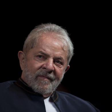  (FILES) This file photo taken on January 16, 2018 shows former Brazilian president Luiz Inacio Lula da Silva reacting during a meeting with artists at Oi Casa Grande Theater in Rio de Janeiro, Brazil.A Brazilian appeals court will decide on January 24, 2018 whether left-wing former president Luiz Inacio Lula da Silva is guilty of passive corruption and money laundering, in a judgement that can end with his ambitions to return to power and even take him to prison. / AFP PHOTO / MAURO PIMENTELEditoria: POLLocal: Rio de JaneiroIndexador: MAURO PIMENTELSecao: political candidatesFonte: AFPFotógrafo: STR