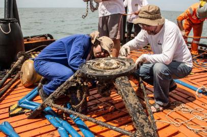 Entre a manhã e a tarde de ontem, uma equipe de pesquisadores da UFRGS retirou do fundo do mar, em uma operação que levou cinco horas, o Acoustic Wave and Current (AWAC), aparelho de monitoramento marítimo usado para colher informações essenciais das praias gaúchas. 