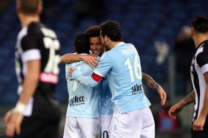 Lazios forward from Portugal Luis Nani (L) is congratulated by teammates after scoring a goal during the Italian Serie A football match between Lazio and Udinese at the Olympic Stadium in Rome on January 24, 2018. / AFP PHOTO / FILIPPO MONTEFORTE