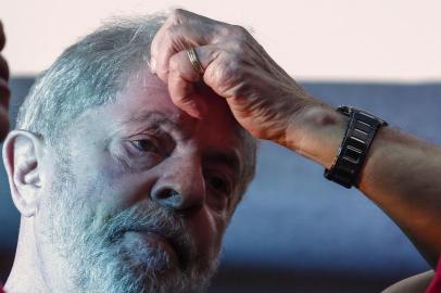  Former Brazilian president Luiz Inacio Lula da Silva is seen during a rally in support of him by trade unionists and members of social movements in Sao Paulo, Brazil on January 24, 2018. A Brazilian appeals court Wednesday upheld ex-president Luiz Inacio Lula da Silvas conviction for corruption, effectively ending his hopes of reelection this year. Two of the three judges in the appeals court in the southern city of Porto Alegre ruled that his original 9.5-year jail sentence should be extended to more than 12 years. / AFP PHOTO / Miguel SCHINCARIOLEditoria: CLJLocal: São Bernardo do CampoIndexador: MIGUEL SCHINCARIOLSecao: corporate crimeFonte: AFPFotógrafo: STR