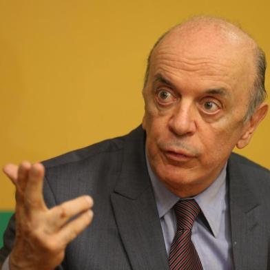 Reunião da Executiva do PSDB discute apoio ao governo. Na foto, o senador tucano José Serra. 