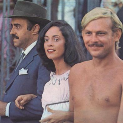 Mauro Mendonça, Sonia Braga e José Wilker formam o triângulo amoroso da comédia Dona Flor e seus Dois Maridos, o filme brasileiro de maior público da história.#PÁGINA:06#PASTA:33189 Fonte: Divulgação Fotógrafo: Divulgação Data Evento: 00/11/2004