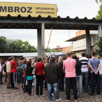 Após mais de 50 demissões, trabalhadores protestam  na Dambroz em Caxias do Sul