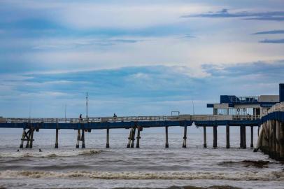  ATLÂNTIDA, RS, BRASIL, 25-01-2018. Plataforma de Atlântida restaurada por sócios, moradores e Associação dos Usuários da Plataforma Marítima da Atlântida (Asuplama) conseguiram arrecadar R$10 mil em uma vaquinha pra fazer as reformas emergenciais. (FOTO: ANDERSON FETTER/AGÊNCIA RBS)Indexador: Anderson Fetter