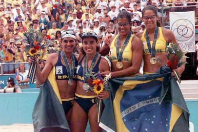 Jogos Olímpicos de Atlanta 1996: vôlei de praia feminino: as duplas brasileiras Mônica e Adriana [esq.] , medalha de prata, e Jacqueline e Sandra, medalha de ouro, no pódio .Local: Atlanta; Estados Unidos; E.U.A.