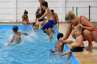 PORTO ALEGRE, RS, BRASIL, 25-01-2018: Andreza Luz e o filho Miguel Arcanjo Luz Pereira, 2 anos, na piscina do Centro de Comunidade Parque Madepinho (Cecopam), no bairro Cavalhada. (Foto: Mateus Bruxel / Agência RBS)