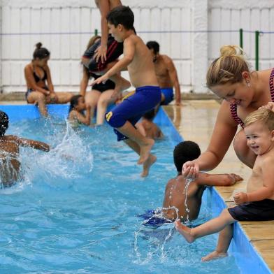 PORTO ALEGRE, RS, BRASIL, 25-01-2018: Andreza Luz e o filho Miguel Arcanjo Luz Pereira, 2 anos, na piscina do Centro de Comunidade Parque Madepinho (Cecopam), no bairro Cavalhada. (Foto: Mateus Bruxel / Agência RBS)