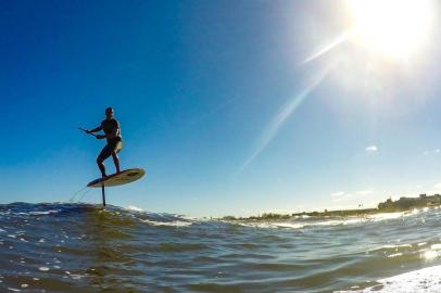  ATLÂNTIDA, RS, BRASIL, 21-01-2018. Elias Seadi, instrutor de kitesurf, trouxe uma nova modalidade pro surfe no Brasil. Foilboard, uma modalidade que utiliza uma peça diferente para levantar a prancha em pleno ar durante o passeio. O hidrofólio é um equipamento que funciona como uma quilha e que, além de um cano que parece flutuar sozinho, possui uma base que se assemelha às asas de um avião. Quando certas velocidades são atingidas, a peça diminui o atrito da prancha com a água e, sustentando o surfista, permite manobras radicais e uma sensação única. (FOTO: ANDERSON FETTER/AGÊNCIA RBS)