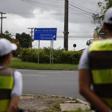  PORTO ALEGRE, RS, BRASIL, 25-01-2018: Viatura da Brigada Militar faz patrulha entre a Avenida Saturnino de Brito e a Rua Ipê. Fotos para matéria sobre a queda de homicídios nos bairros Vila Jardim e Bom jesus (FOTO FÉLIX ZUCCO/AGÊNCIA RBS, Editoria DG Polícia).