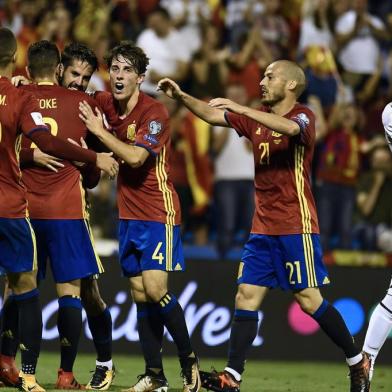 Spains midfielder Isco (3L) celebrates a goal with teammates during the World Cup 2018 qualifier football match Spain vs Albania at the Jose Rico Perez stadium in Alicante on October 6, 2017.  / AFP PHOTO / JOSE JORDAN