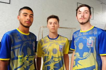  CAXIAS DO SUL, RS, BRASIL (23/01/2018). Escola Bella Futsal investe nos talentos jovens do futsal caxiense. NA FOTO, OS PROMISSORES ATLETAS EDUARDO DOS SANTOS,  O GOLEIRO ARTUR WEBER MENEGUZZI E DOUGLAS SCHMITZ  VÃO JOGAR EM MINAS. (Roni Rigon/Pioneiro).