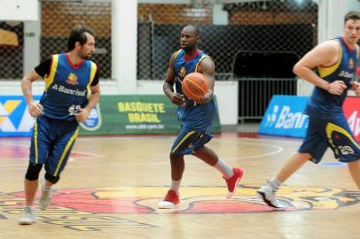  CAXIAS DO SUL, RS, BRASIL, 23/01/2018 - A equipe do Banrisul Caxias Basquete treina para o próximo jogo. NA FOTO: ala Alex. (Marcelo Casagrande/Agência RBS)