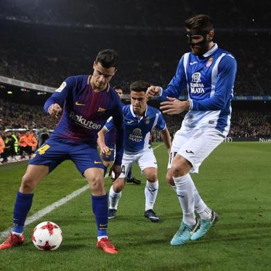 Barcelonas Brazilian midfielder Philippe Coutinho (L) challenges Espanyols Spanish midfielder David Lopez (R) and Espanyols Spanish midfielder Oscar Melendo (C) during the Spanish Copa del Rey (Kings cup) quarter-final second leg football match between FC Barcelona and RCD Espanyol at the Camp Nou stadium in Barcelona on January 25, 2018.  / AFP PHOTO / LLUIS GENE