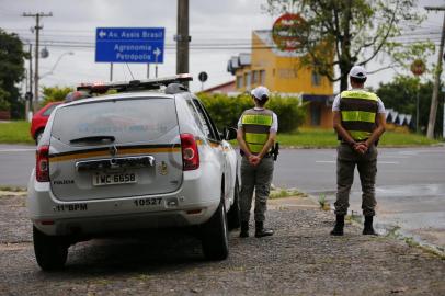  PORTO ALEGRE, RS, BRASIL, 25-01-2018: Viatura da Brigada Militar faz patrulha entre a Avenida Saturnino de Brito e a Rua Ipê. Fotos para matéria sobre a queda de homicídios nos bairros Vila Jardim e Bom jesus (FOTO FÉLIX ZUCCO/AGÊNCIA RBS, Editoria DG Polícia).