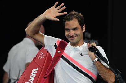 Switzerlands Roger Federer gestures after South Koreas Chung Hyeon retired from their mens singles semi-finals match on day 12 of the Australian Open tennis tournament in Melbourne on January 26, 2018. / AFP PHOTO / WILLIAM WEST / -- IMAGE RESTRICTED TO EDITORIAL USE - STRICTLY NO COMMERCIAL USE --