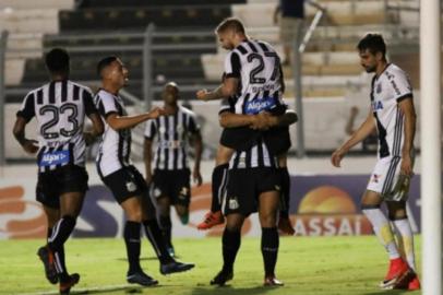 Sasha comemora gol do Santos contra a Ponte Preta 