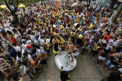 PORTO ALEGRE, RS, BRASIL, 19-02-2017: Bloco Panela do Samba desfila no bairro Cidade Baixa durante o Carnaval de Rua de Porto Alegre 2017. (Foto: Mateus Bruxel / Agência RBS)