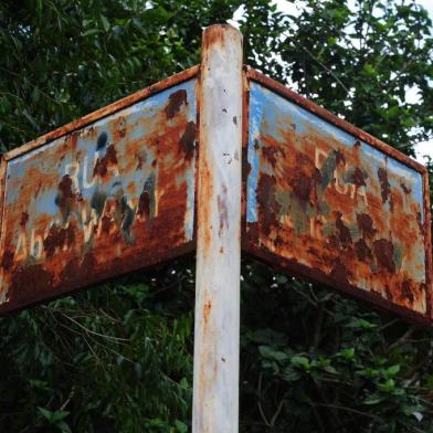  CAXIAS DO SUL, RS, BRASIL (15/01/2018). Cidadania Zero no Meio Ambiente Urbano. Administração pública displicente, combinada com más atitudes de cidadãos, colabora para degradar o meio ambiente nas calaçadas, lixo na rua, placas destruídas e sem a grafia, acesso para cadeirante interrompido, etc.  Contra do Pioneiro. NA FOTO,  NA  RUA ABILIO WEBWER, BAIRRO MARECHAL FLORIANO,  PLACA DE LOCALIZAÇÃO DA RUA ESTÁ ENFERRUJADA.  (Roni Rigon/Pioneiro).