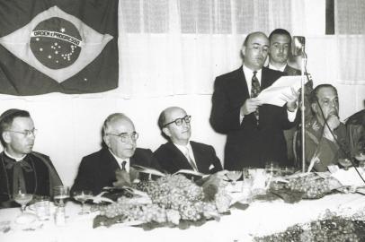 Banquete presidencial realizado no Real Hotel em 27 de fevereiro de 1954, durante a Festa da Uva 1954. Na foto estão Getúlio Vargas juntamente com o arcebispo de Porto Alegre, Dom Vicente Scherer, o governador do Estado, Ernesto Dornelles (de óculos), o prefeito de Caxias, major Euclides Triches (ao microfone), e o general Aguinaldo Caiado de Castro, chefe do Gabinete Militar da Presidência da República.