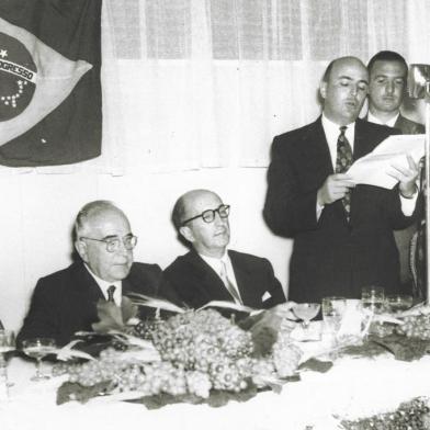 Banquete presidencial realizado no Real Hotel em 27 de fevereiro de 1954, durante a Festa da Uva 1954. Na foto estão Getúlio Vargas juntamente com o arcebispo de Porto Alegre, Dom Vicente Scherer, o governador do Estado, Ernesto Dornelles (de óculos), o prefeito de Caxias, major Euclides Triches (ao microfone), e o general Aguinaldo Caiado de Castro, chefe do Gabinete Militar da Presidência da República.