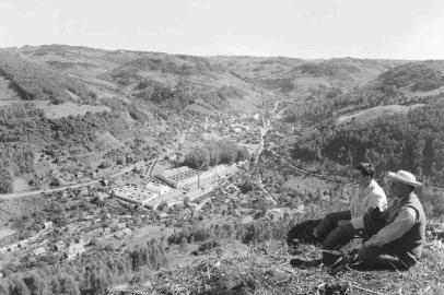 Vista do Lanifício São Pedro, a partir dos arredores do Morro da Cruz e montanhas do interior de Galópolis. na imagem vemos o antigo gerente do Lanifício São Pedro, João Laner Spinato, e o genro Eloy Bissaco, casado com Ruth Spinato, filha de João.