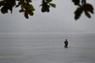  FLORIANÓPOLIS, SC, BRASIL, 26/01/2018: Tempo. Na foto: Pescador solitário na Lagoa da Conceição..(Foto: CRISTIANO ESTRELA / DIÁRIO CATARINENSE)