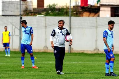  CAXIAS DO SUL, RS, BRASIL, 05/01/2017. Treino da SER Caxias no Centro de Treinamento Baixada Rubra. Na foto, o técnico Luiz Carlos Winck. (Diogo Sallaberry/Agência RBS)