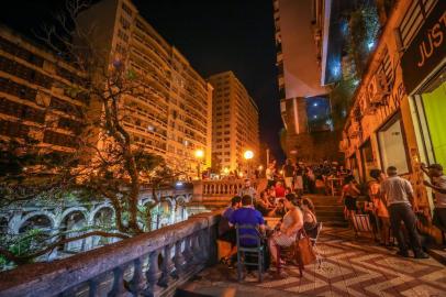 PORTO ALEGRE, RS, BRASIL, 19/01/2018 - Movimento nos bares do Viaduto da Otávio Rocha e o contraste com os moradores de rua que ocupam o local (Foto: André Feltes / Especial)