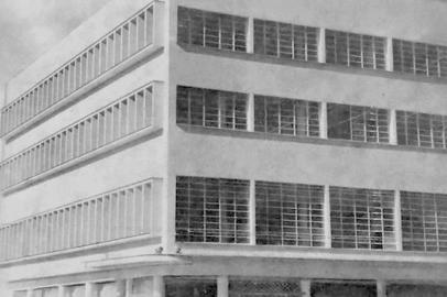 Edifício Brazex, pertencente à Metalúrgica gazola. Em estilo modernista, foi inaugurado em 10 de janeiro de 1953, na esquina da Avenida Júlio de castilhos com a Rua Alfredo Chaves. Abrigava os escritórios e o varejo da Gazola, onde eram vendios objetos de cutelaria e a prataria da empresa. 
