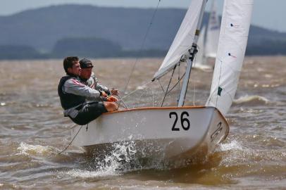  PORTO ALEGRE - BRASIL - Campeonato Brasileiro de Snipe. Velejador gaúcho Alexandre Paradeda de boné. (FOTO: LAURO ALVES)